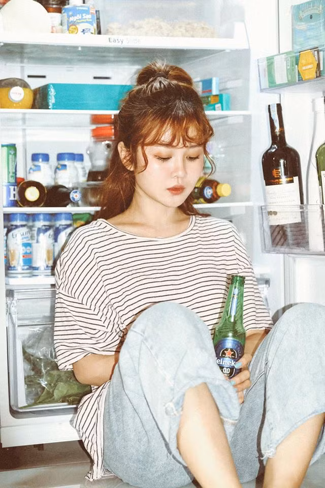 Kể từ thuở mới xuất hiện, dân tình không khỏi sửng sốt trước vẻ đẹp không góc chết của Ribi Sachi. Ai cũng như bị nhấn chìm trong đôi mắt ướt, gương mặt khả ái, bầu bĩnh đáng yêu, dịu dàng và thuần khiết, đôi môi chúm chím nhìn yêu không tả được… của hot girl 9X ở tuổi 30 này.