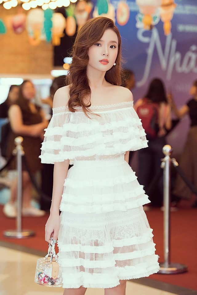 Nhan sắc ngọt ngào, khí chất tiểu thư nhẹ nhàng sang chảnh, xây dựng hình tượng "công chúa bánh bèo", Midu khiến bao nhiêu người "sa lưới" vào tim nàng.