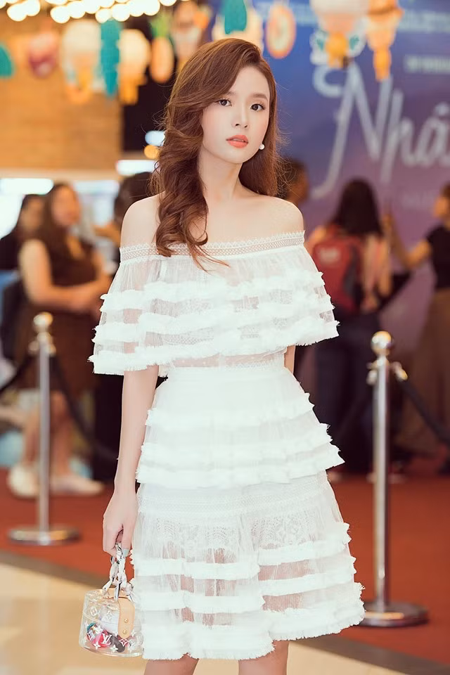 Nhan sắc ngọt ngào, khí chất tiểu thư nhẹ nhàng sang chảnh, xây dựng hình tượng "công chúa bánh bèo", Midu khiến bao nhiêu người "sa lưới" vào tim nàng.