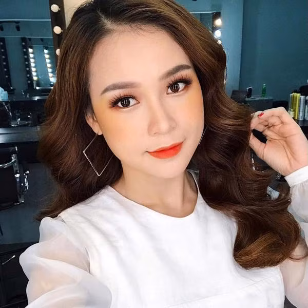 Hotgirl đời đầu – Sam (tên thật là Nguyễn Hà My) vừa đón sinh nhật tuổi 30. Trong suốt 10 năm qua, cô nàng hot girl luôn là cái tên có sức ảnh hưởng đến giới trẻ với vai trò người mẫu, hotgirl, diễn viên, MC, ca sĩ