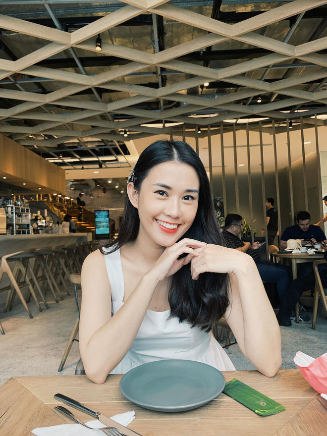 Thế nhưng, điều mà các netizen và người hâm mộ quan tâm là tại sao Ngọc Thảo dường như không già đi chút nào so với nhan sắc thuở mới hot? Từ hồi mới debut năm 17, 18 tuổi tới bây giờ là 30, thời gian đã lãng quên nên cứ để cô nàng trẻ mãi không già.