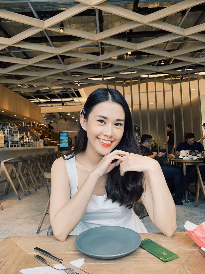 Thế nhưng, điều mà các netizen và người hâm mộ quan tâm là tại sao Ngọc Thảo dường như không già đi chút nào so với nhan sắc thuở mới hot? Từ hồi mới debut năm 17, 18 tuổi tới bây giờ là 30, thời gian đã lãng quên nên cứ để cô nàng trẻ mãi không già.