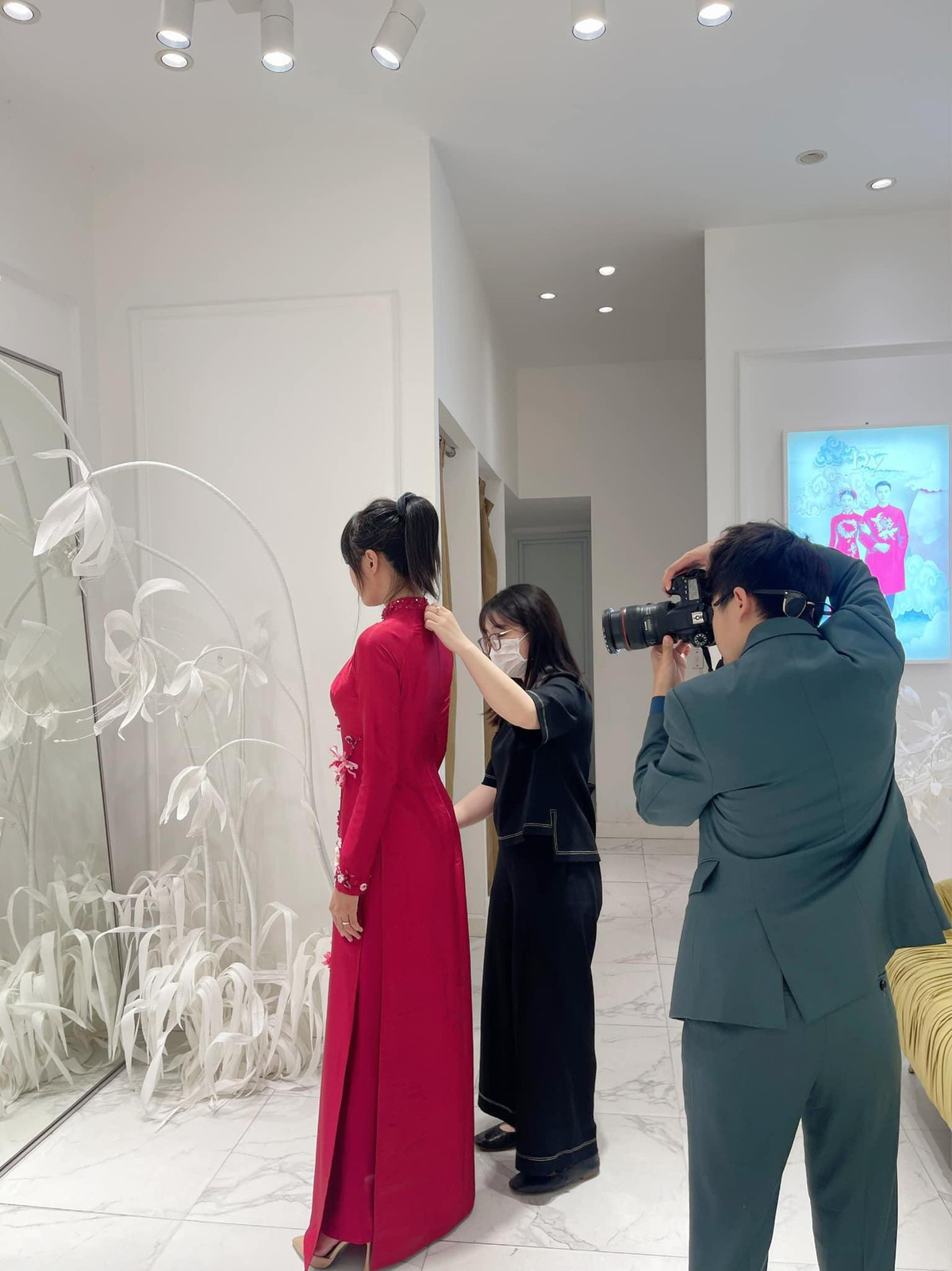 Những bộ áo dài Minh Nghi diện đều được cô chăm chút rất kĩ từ chính chủ nhân lẫn nhà thiết kế.