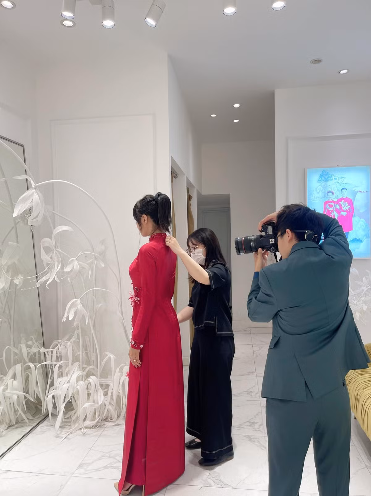 Những bộ áo dài Minh Nghi diện đều được cô chăm chút rất kĩ từ chính chủ nhân lẫn nhà thiết kế.