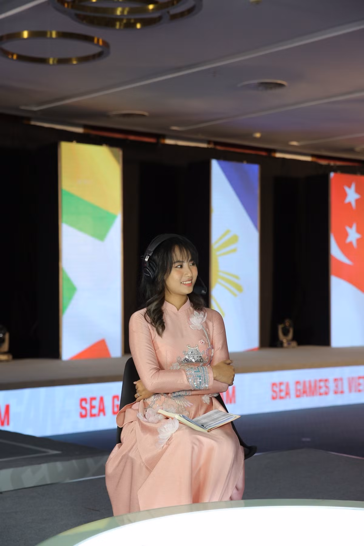 Không chỉ khiến người hâm mộ phải sốc bởi visual chiếm hết spotlight trong ngày thi đấu đầu tiên của bộ môn Tốc Chiến tại SEA Games 31, Minh Nghi còn tổng hợp các khoảnh khắc cực kỳ nhí nhảnh, đáng yêu của cô nàng.