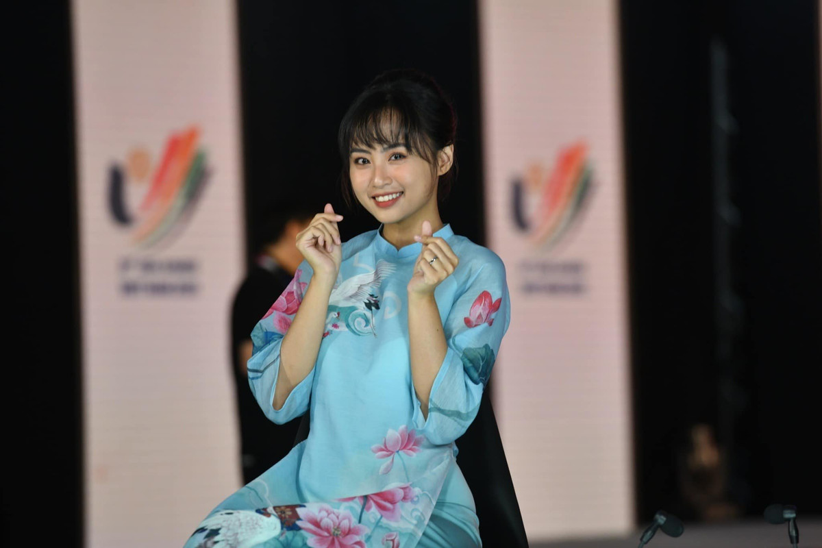 Thậm chí, trên trang cá nhân của mình, Minh Nghi khi đang ngồi tại bàn phân tích trận đấu với caption khá nghiêm túc, hoàn toàn trái ngược với "nội dung" đang vô cùng nhắng nhít trong video: "Đi làm! Vẫn như mọi khi, đi dẫn show rất thích bận áo dài".