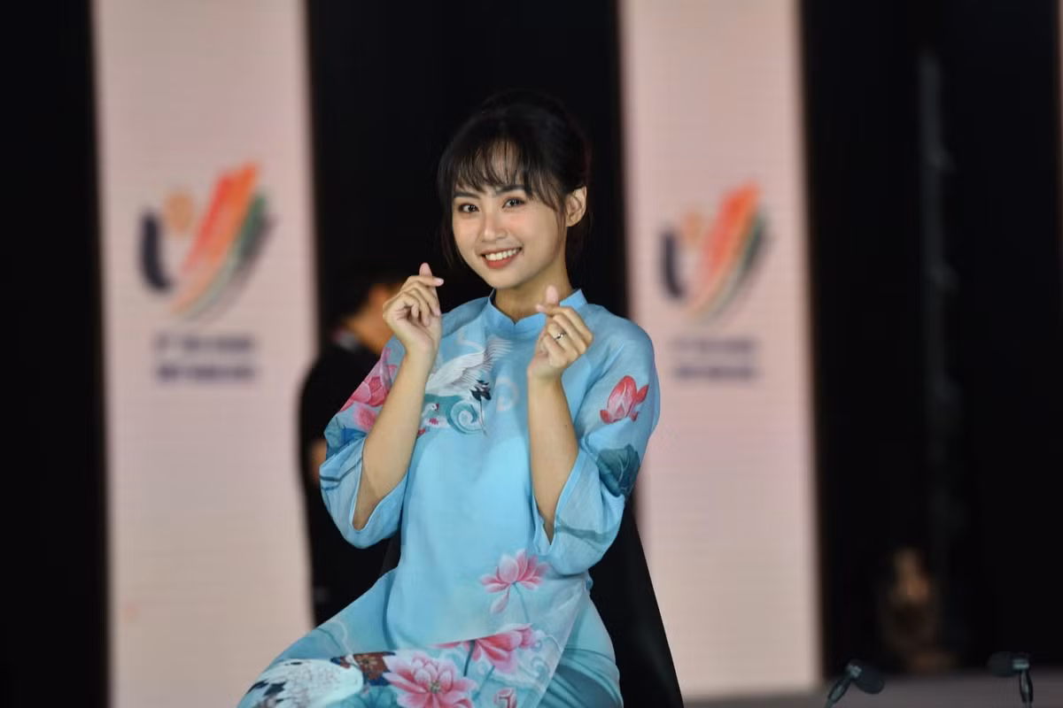 Thậm chí, trên trang cá nhân của mình, Minh Nghi khi đang ngồi tại bàn phân tích trận đấu với caption khá nghiêm túc, hoàn toàn trái ngược với "nội dung" đang vô cùng nhắng nhít trong video: "Đi làm! Vẫn như mọi khi, đi dẫn show rất thích bận áo dài".