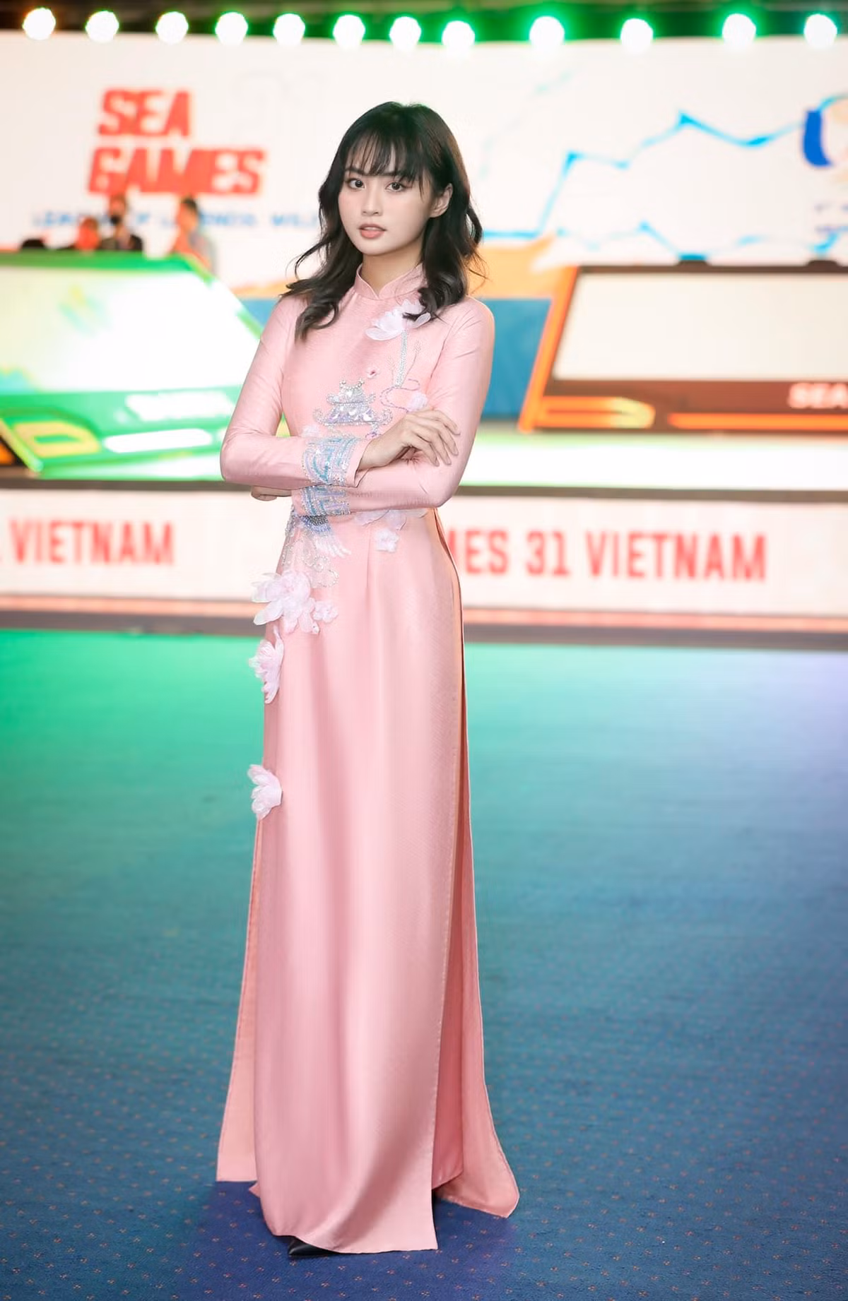 Minh Nghi có một mối tình đẹp như mơ với tuyển thủ Bomman.