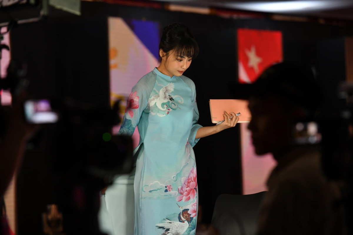 Dễ dàng nhận ra, Minh Nghi đã cực kỳ tự tin và thoải mái dù đang dẫn trên sân khấu rất lớn.