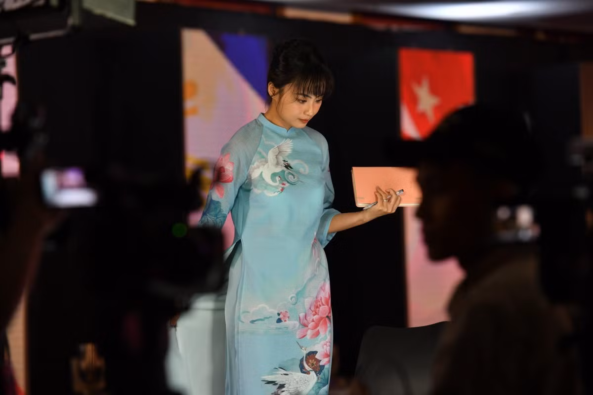 Dễ dàng nhận ra, Minh Nghi đã cực kỳ tự tin và thoải mái dù đang dẫn trên sân khấu rất lớn.