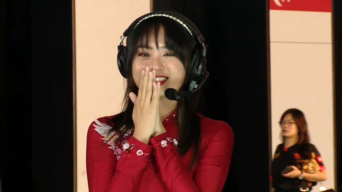 Không chỉ gây ấn tượng với biểu cảm những bộ áo dài Minh Nghi diện khi ngồi vị trí MC tại SEA Games 21 cũng gây chú ý đặc biệt.