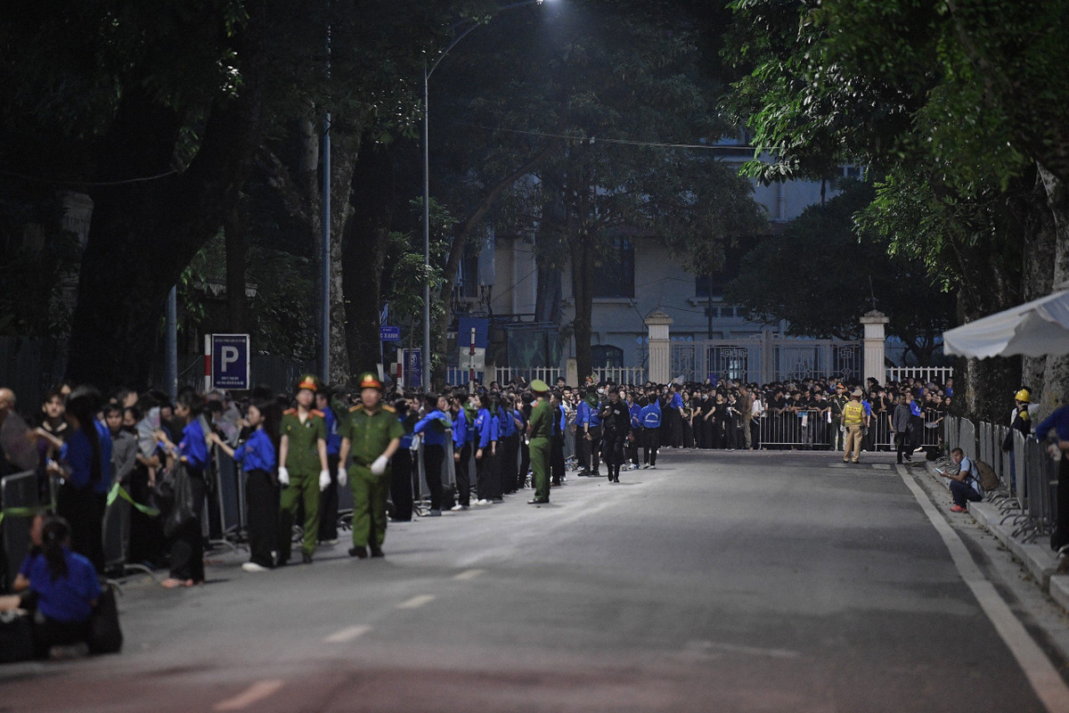Bên cạnh việc ổn định trật tự dòng người xếp hàng vào viếng Tổng Bí thư Nguyễn Phú Trọng, lực lượng chức năng cũng tuyên truyền cho người dân có thể gửi lời chia buồn tới gia đình Tổng Bí thư bằng hình thức Sổ tang điện tử thông qua ứng dụng VNeID.
