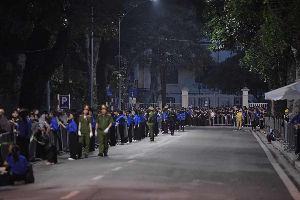 Bên cạnh việc ổn định trật tự dòng người xếp hàng vào viếng Tổng Bí thư Nguyễn Phú Trọng, lực lượng chức năng cũng tuyên truyền cho người dân có thể gửi lời chia buồn tới gia đình Tổng Bí thư bằng hình thức Sổ tang điện tử thông qua ứng dụng VNeID.