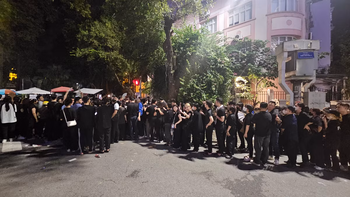 Có mặt tại góc phố Hàn Thuyên, Trần Hưng Đạo (1 cổng để vào khu vực nhà tang lễ Quốc gia), dù đã 21h30, có nghĩa là chỉ còn 30 phút nữa ngày Quốc tang đầu tiên sẽ kết thúc, dòng người vẫn lặng lẽ xếp hàng.