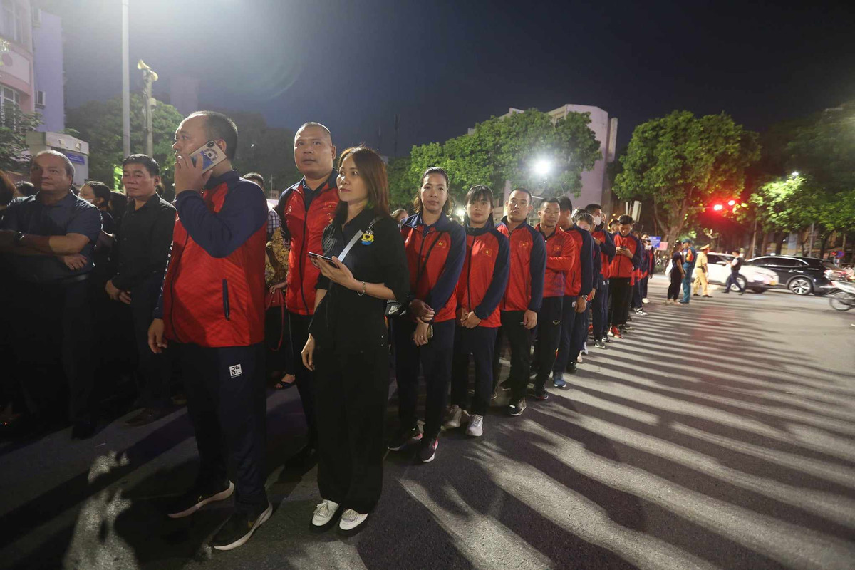 Chia sẻ với PV, đại diện đoàn VĐV Quốc gia thuộc Trung tâm Huấn luyện Thể thao Quốc gia I - Nhổn cho biết: "Hôm nay chúng tôi đã cho các VĐV nghỉ sớm để ăn uống và di chuyển lên địa điểm Nhà tang lễ Quốc gia, nhưng phải xếp hàng gần 2 tiếng, đoàn chúng tôi mới có thể vào viếng Tổng Bí thư Nguyễn Phú Trọng".