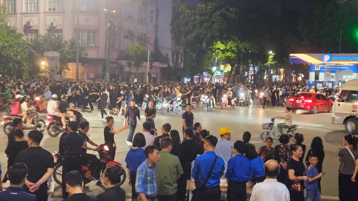 Lường trước được dòng người đông đảo đến viếng Tổng Bí thư Nguyễn Phú Trọng, BTC Lễ Quốc tang cùng các lực lượng chức năng đã mở tới 5 cổng để phục vụ người dân, nhưng vẫn không tránh khỏi dòng người xếp hàng.