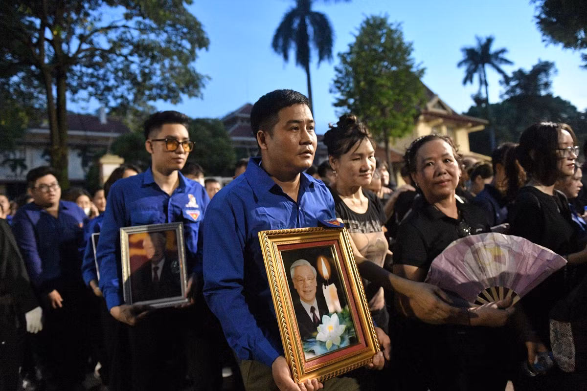 Dòng người xếp hàng ngay ngắn, nghiêm trang với lòng thành kính vào viếng Tổng Bí thư Nguyễn Phú Trọng.