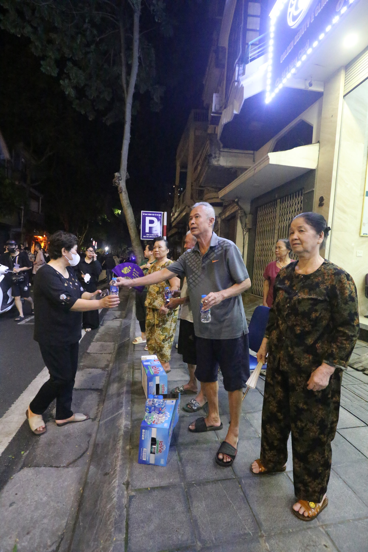 Một số hộ dân ở số 2 Hàng Chuối đã cùng nhau gom tiền mua nước để phát miễn phí cho dòng người vào viếng Tổng Bí thư Nguyễn Phú Trọng trong ngày Quốc tang đầu tiên.