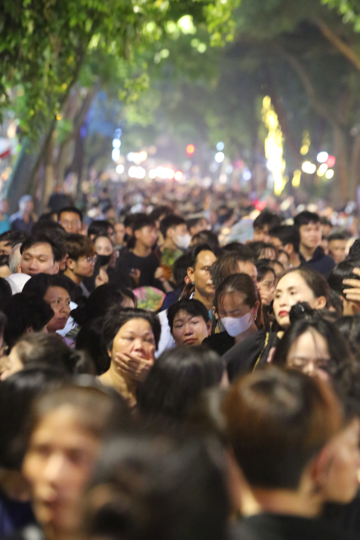 Tuy nhiên, với lòng mến mộ Tổng Bí thư Nguyễn Phú Trọng, nhiều người dân vẫn cố gắng xếp hàng chờ đến lượt mình để vào viếng.