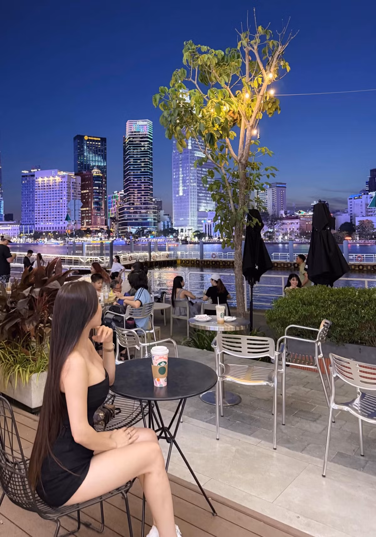 Mới đây, trên trang cá nhân, nàng WAG Yến Xuân - bà xã thủ môn Đặng Văn Lâm đăng tải những hình ảnh hẹn hò cùng chồng con trong khung cảnh Sài Gòn về đêm lấp lánh ánh đèn thơ mộng.