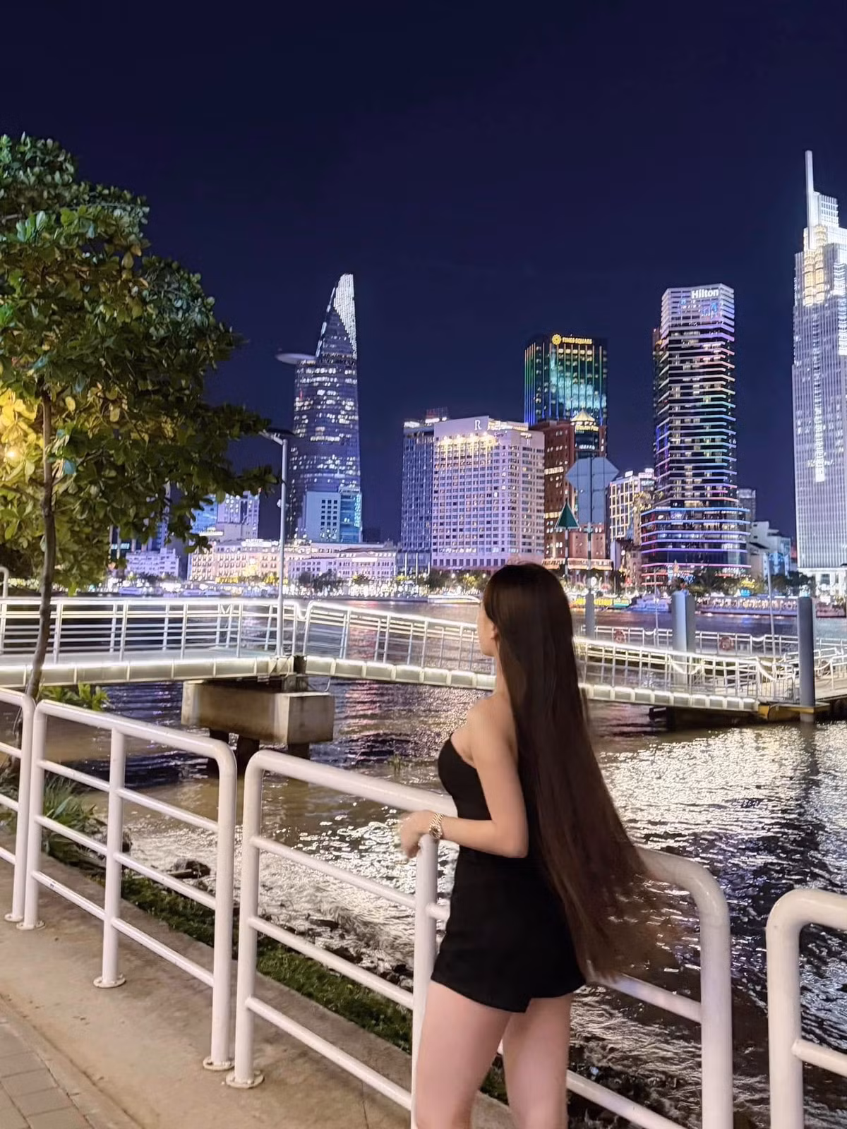 Nổi bật giữa khung cảnh lung linh là mẹ bỉm sữa Yến Xuân với vóc dáng mảnh mai, vòng một quyến rũ, đôi chân dài nuột nà, thẳng tắp cùng mái tóc mượt mà buông xoã qua eo.