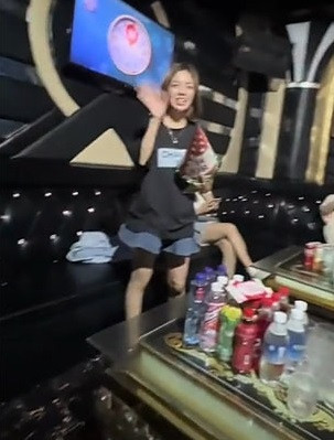 Thậm chí, khi quay cận mặt từng người, có bạn còn tỏ ra ngại ngùng nhưng vẫn gửi lời chào thân thương đến phụ huynh.