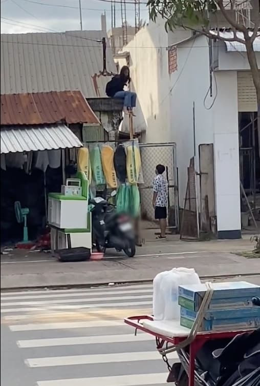 Như trước đó, dân mạng cũng từng tranh cãi với hình ảnh một cô gái trẻ vì muốn đi chơi với cậu bạn mà đã không màng nguy hiểm trèo trên mái nhà. Thật không may cho thiếu nữ khi quá trình sự việc đã bị một người hàng xóm quay video lại.