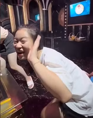 Ngoài ra, xung quanh cũng chỉ toàn là con gái nên có lẽ người mẹ của cô bạn được cả nhóm xin phép cũng sẽ không phải lo lắng con gặp nguy hiểm.