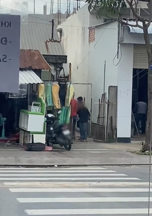 Mọi hành động của cô gái đã nằm gọn trong video của hàng xóm và có thể sẽ nhanh đến tay phụ huynh. Ngay sau khi chia sẻ, đoạn video đã nhận được sự quan tâm của nhiều người.