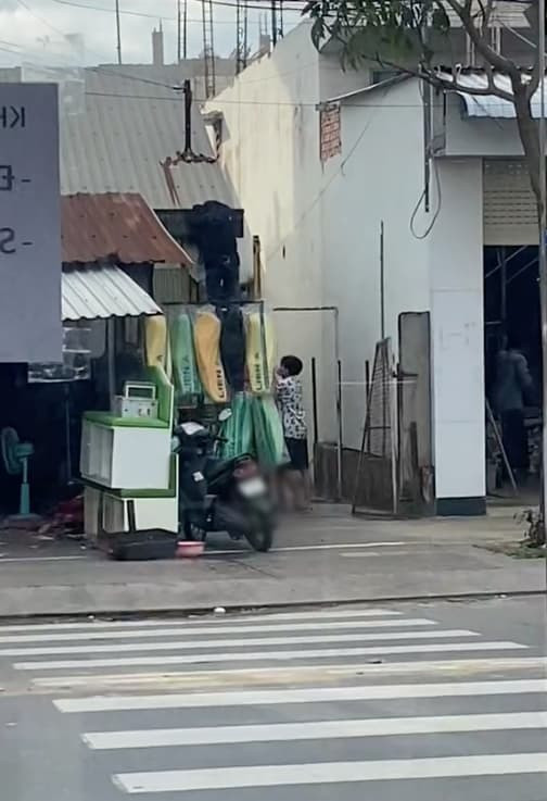 Theo đó, có thể vì muốn đi tụ tập với bạn bè mà một cô gái mặc áo đen và quần jean đã leo lên mái tôn để tìm cách trốn khỏi nhà. Khi sắp đáp xuống mặt đất thì sự việc đã bị một người hàng xóm đối diện nhìn thấy.