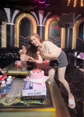 Có thể thấy, các bạn nữ này đang cùng nhau tụ tập tại một quán hát để mừng sinh nhật một cô bạn. Để làm chứng cứ, nhóm bạn này còn quay cả hình chiếc bánh kem cho phụ huynh an tâm.