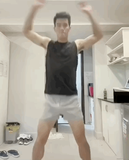 Theo đó, chàng cầu thủ Tiến Linh mặc áo ba lỗ màu đen và chiếc quần ngủ ngắn cũn cỡn, anh tập các động tác thể dục như hít đất, nâng cao đùi, gập bụng.