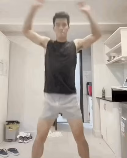 Theo đó, chàng cầu thủ Tiến Linh mặc áo ba lỗ màu đen và chiếc quần ngủ ngắn cũn cỡn, anh tập các động tác thể dục như hít đất, nâng cao đùi, gập bụng.