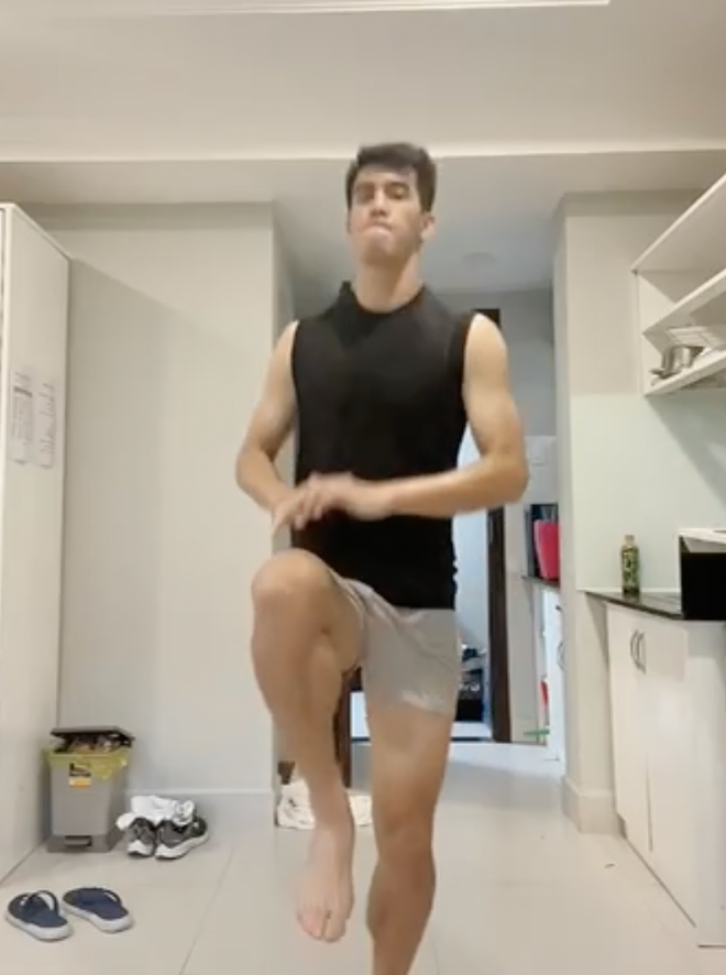 Mới đây, tiền đạo Nguyễn Tiến Linh khiến dân mạng "ná thở" khi đăng clip tập thể dục trên TikTok trong khu cách ly ngày thứ 2.