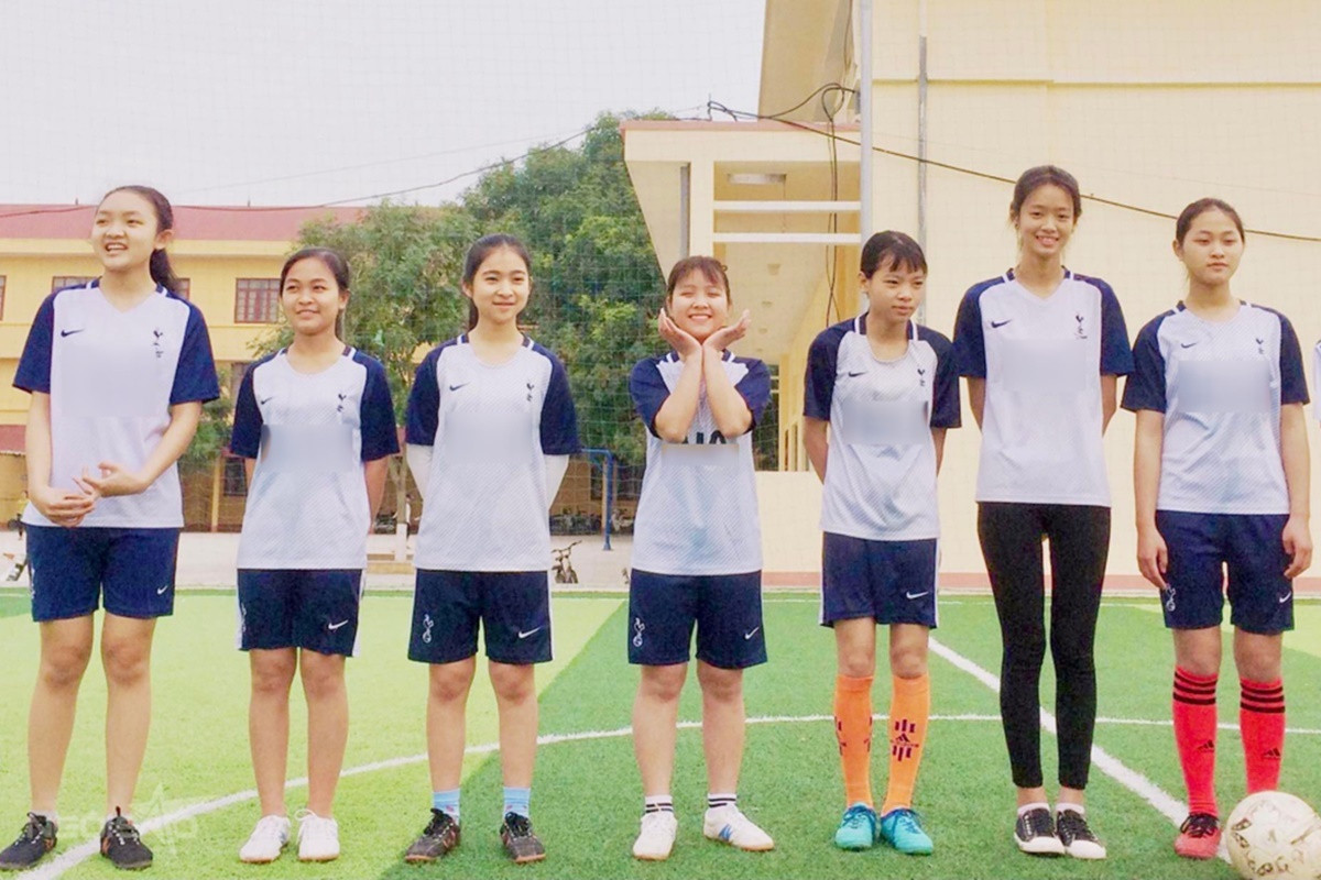 Bùi Khánh Linh (thứ hai từ phải sang) là thành viên đội bóng ở đại học. Thời cấp ba, cô từng giành danh hiệu "Thủ môn xuất sắc" ở giải trường. Gái xinh quê Bắc Giang này sở hữu chiều cao cực ấn tượng (1m77).