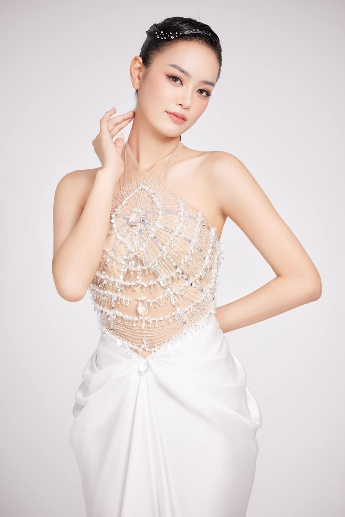 Khánh Linh từng nói vị trí bắt bóng giúp rèn tính tập trung, thể lực và đặc biệt là sức bật. "Thể thao giúp cơ thể khỏe mạnh, khi đó chúng ta thực hiện được nhiều dự án và làm việc hiệu quả cao hơn", cô nói.