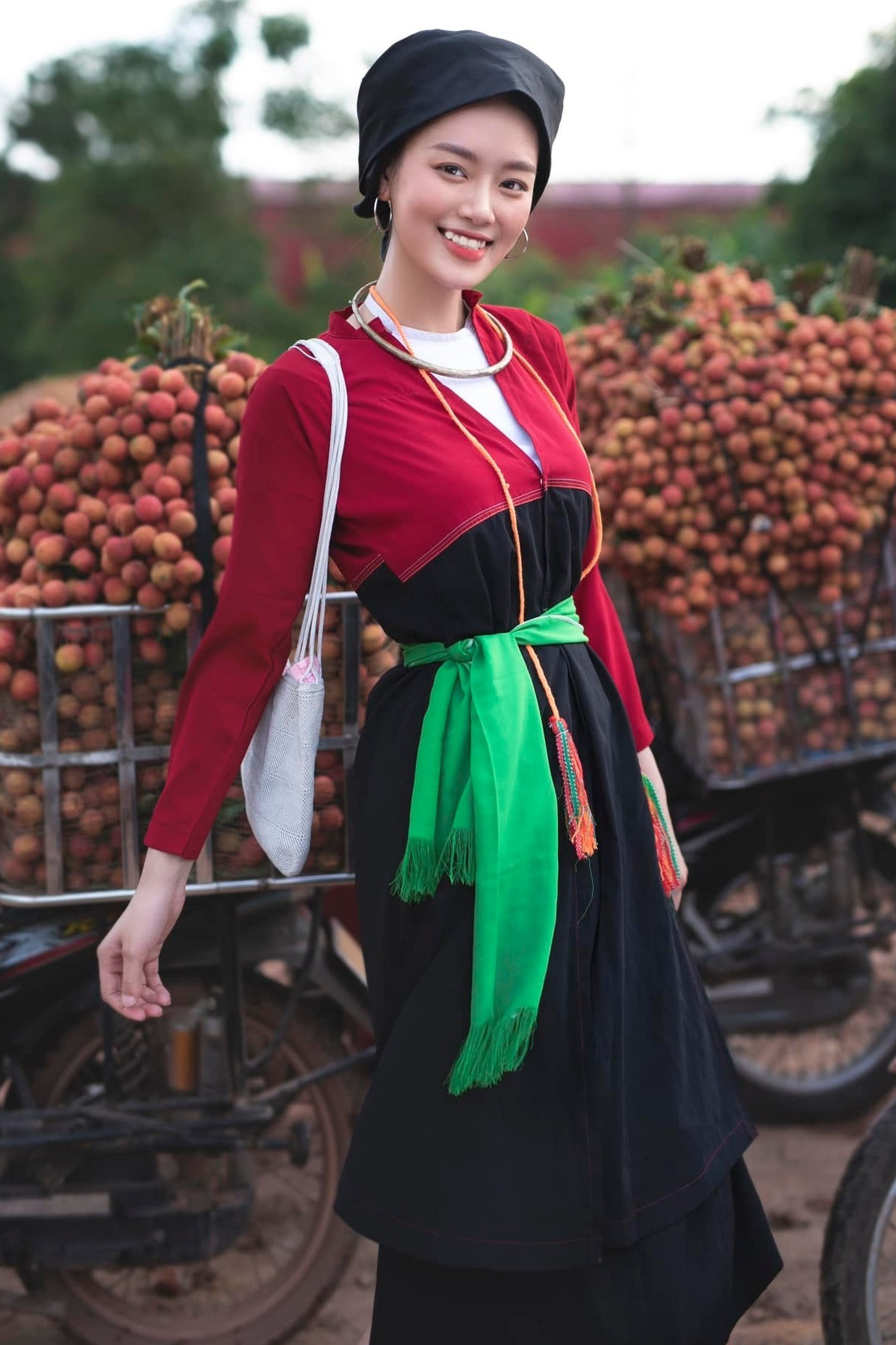 Khánh Linh từng là hoa khôi áo dài cuộc thi "King and Queen" tại Học viện Nông nghiệp Việt Nam năm 2020, hoa khôi áo dài cuộc thi học sinh thanh lịch THPT Phương Sơn, Bắc Giang.