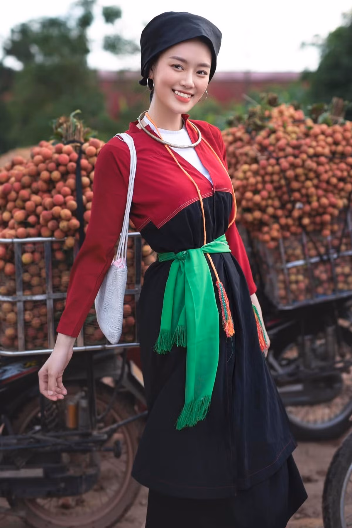 Khánh Linh từng là hoa khôi áo dài cuộc thi "King and Queen" tại Học viện Nông nghiệp Việt Nam năm 2020, hoa khôi áo dài cuộc thi học sinh thanh lịch THPT Phương Sơn, Bắc Giang.