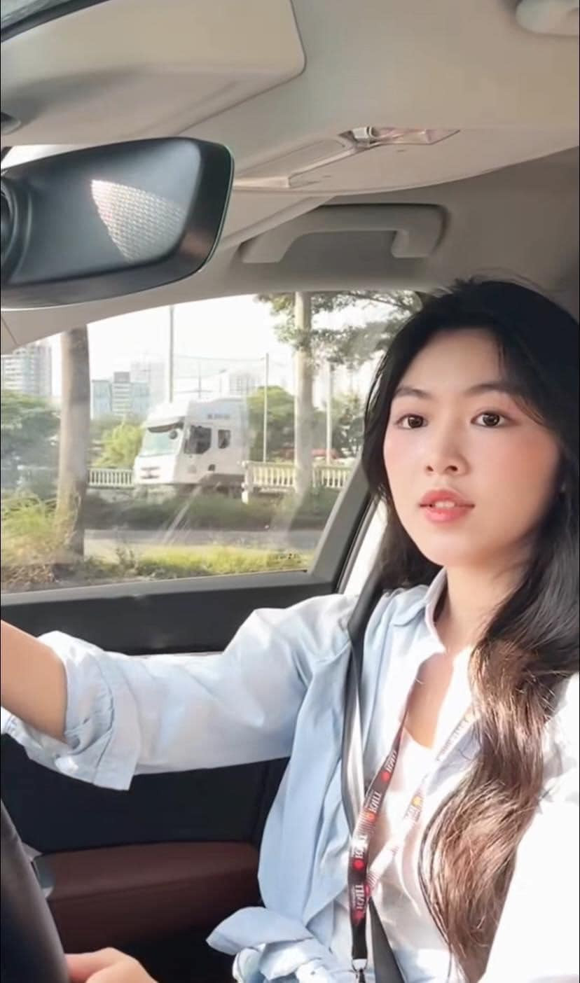 Lọ Lem diện trang phục đơn giản, năng động với quần jean và áo sơ mi khi đi học, nhưng điều khiến nhiều người chú ý là chiếc xe sang đến trường của ái nữ nhà Quyền Linh.