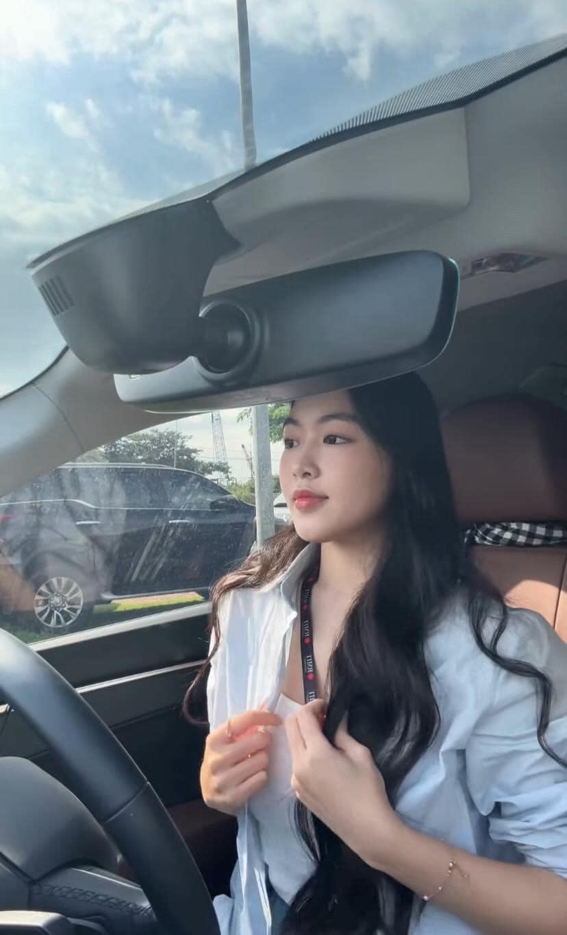 Nhiều ý kiến bày tỏ sự bất ngờ khi cô nàng 18 tuổi đã thành thạo cầm lái cũng như được bố tin tưởng giao cho sử dụng chiếc xe có giá trị không hề nhỏ.