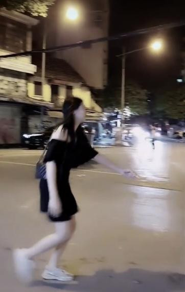 Xot xa dua tre gao khoc goi me bi ba noi bat ve vi bo me ly hon-Hinh-3