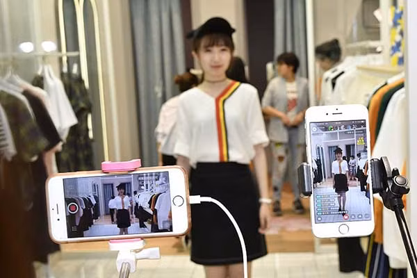 Bo nhi cua 'nguoi ke thua Jack Ma' kiem hon 1000 ty nho livestream-Hinh-2