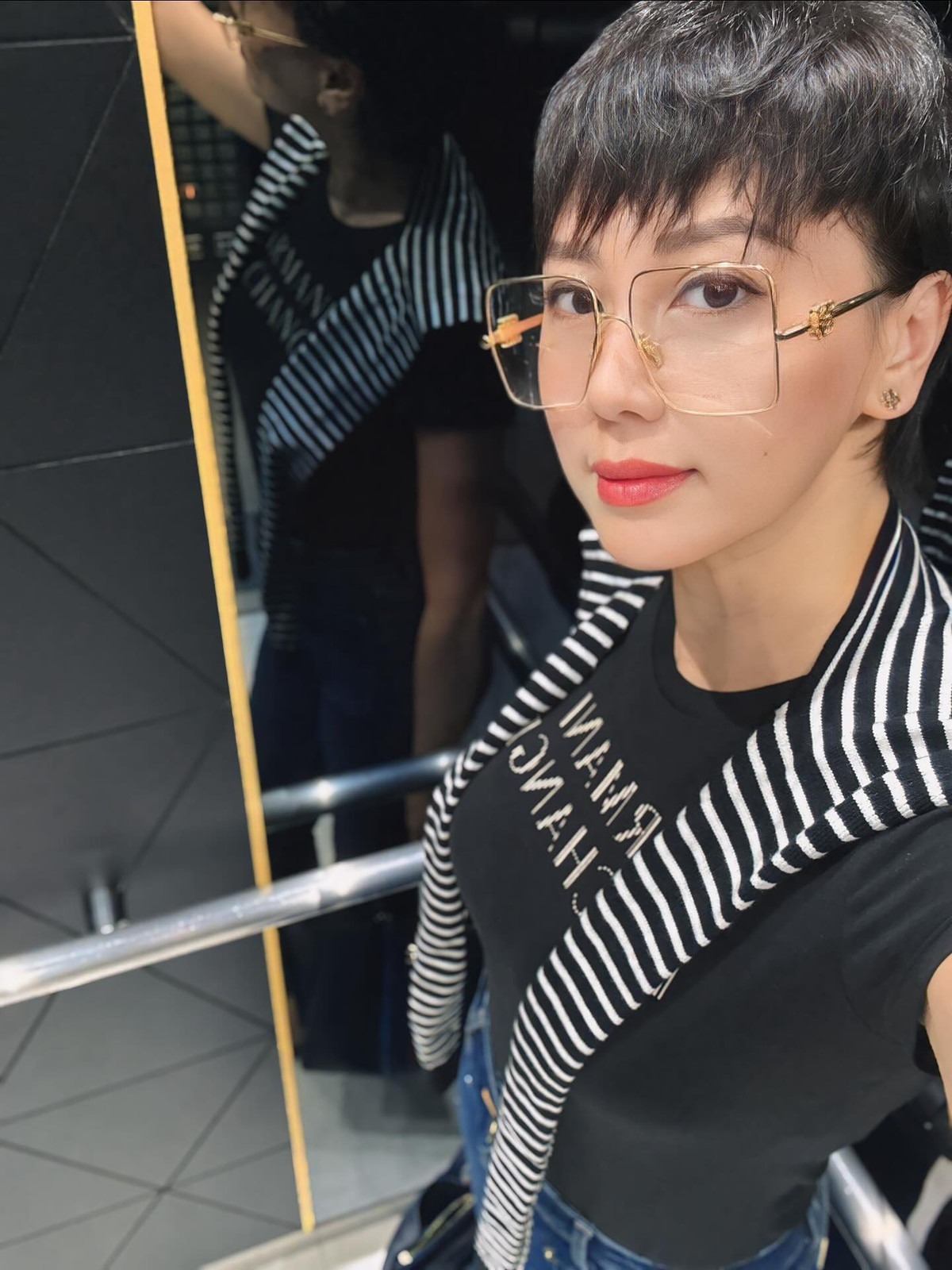 Làn da căng bóng, trắng sáng với sự chăm sóc cẩn thận, xoá nhoà dấu hiệu thời gian, giúp mẹ vợ trẻ đẹp nhất làng bóng đá luôn có diện mạo nổi bật dù không cần trang điểm cầu kì.