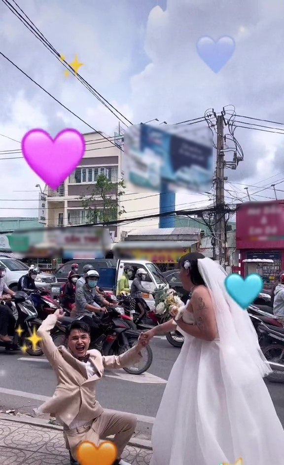 Mở đầu video là lời tỏ tình của cô nàng Kim Liên cho “nửa kia” của mình. Cô nàng hét lớn: “Hải Vót, em yêu anh”. Đáp lại tình cảm của bạn gái, anh chàng Hải Vót cũng nói lớn rằng: “Mai Kim Liên, anh cũng yêu em”.