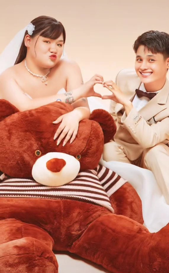 Thế nhưng, câu nói cuối cùng của cô nàng khi cho biết: “Mười mấy cây xăng nhà em sẽ thuộc về anh” mới khiến người xem phải bật cười vì sự đáng yêu nhưng không kém phần lầy lội của cặp đôi này.