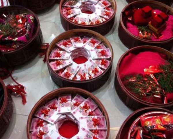 Đi đầu trong đội hình nhà trai là chú của chú rể, mang theo sính lễ đắt giá nhất là 1,88 triệu nhân dân tệ (khoảng 6,6 tỷ đồng).