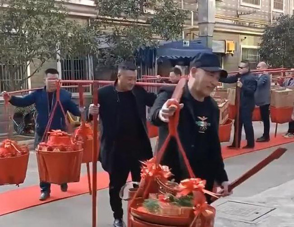 Được biết, các món sính lễ trong đám cưới siêu khủng bao gồm tiền mặt, trang sức vàng bạc, rượu, vật phẩm thiết yếu hàng ngày và những món quà khác.