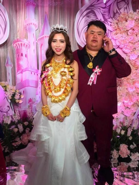 "Nhà trai chuẩn bị 1,88 triệu nhân dân tệ (khoảng 6,6 tỷ đồng) cho đủ số sính lễ không phải là chuyện đơn giản" hay "Tuân theo phong tục địa phương là cách giữ gìn bản sắc văn hóa, nhưng đôi khi chi phí bỏ ra quá lớn, hiện nay nhiều gia đình cũng rút ngắn trình tự để hai bên gia đình đều thoải mái"... là những bình luận dân mạng để lại dưới video đám cưới khủng ở xứ Trung.