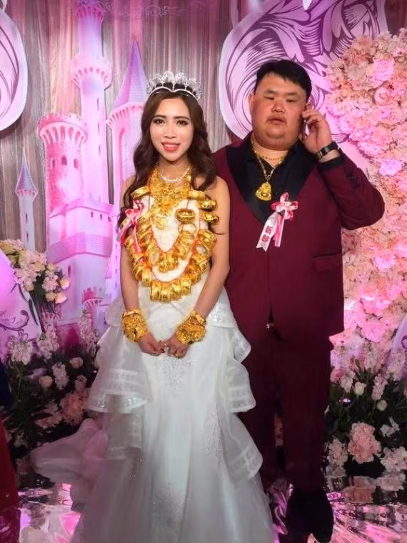 "Nhà trai chuẩn bị 1,88 triệu nhân dân tệ (khoảng 6,6 tỷ đồng) cho đủ số sính lễ không phải là chuyện đơn giản" hay "Tuân theo phong tục địa phương là cách giữ gìn bản sắc văn hóa, nhưng đôi khi chi phí bỏ ra quá lớn, hiện nay nhiều gia đình cũng rút ngắn trình tự để hai bên gia đình đều thoải mái"... là những bình luận dân mạng để lại dưới video đám cưới khủng ở xứ Trung.