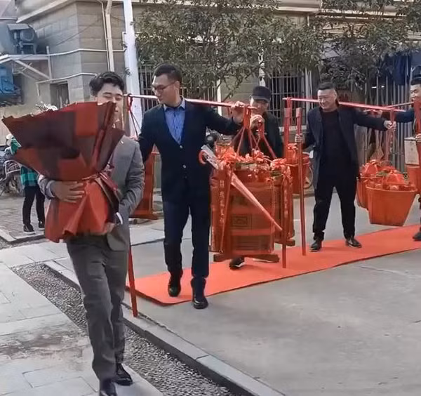 Ngày 24/11, một video ghi lại cảnh đám cưới mà nhà trai gánh sính lễ đến nhà gái ở thành phố Nghĩa Ô, tỉnh Chiết Giang (Trung Quốc) được chia sẻ lên mạng xã hội khiến dân tình không khỏi xôn xao.